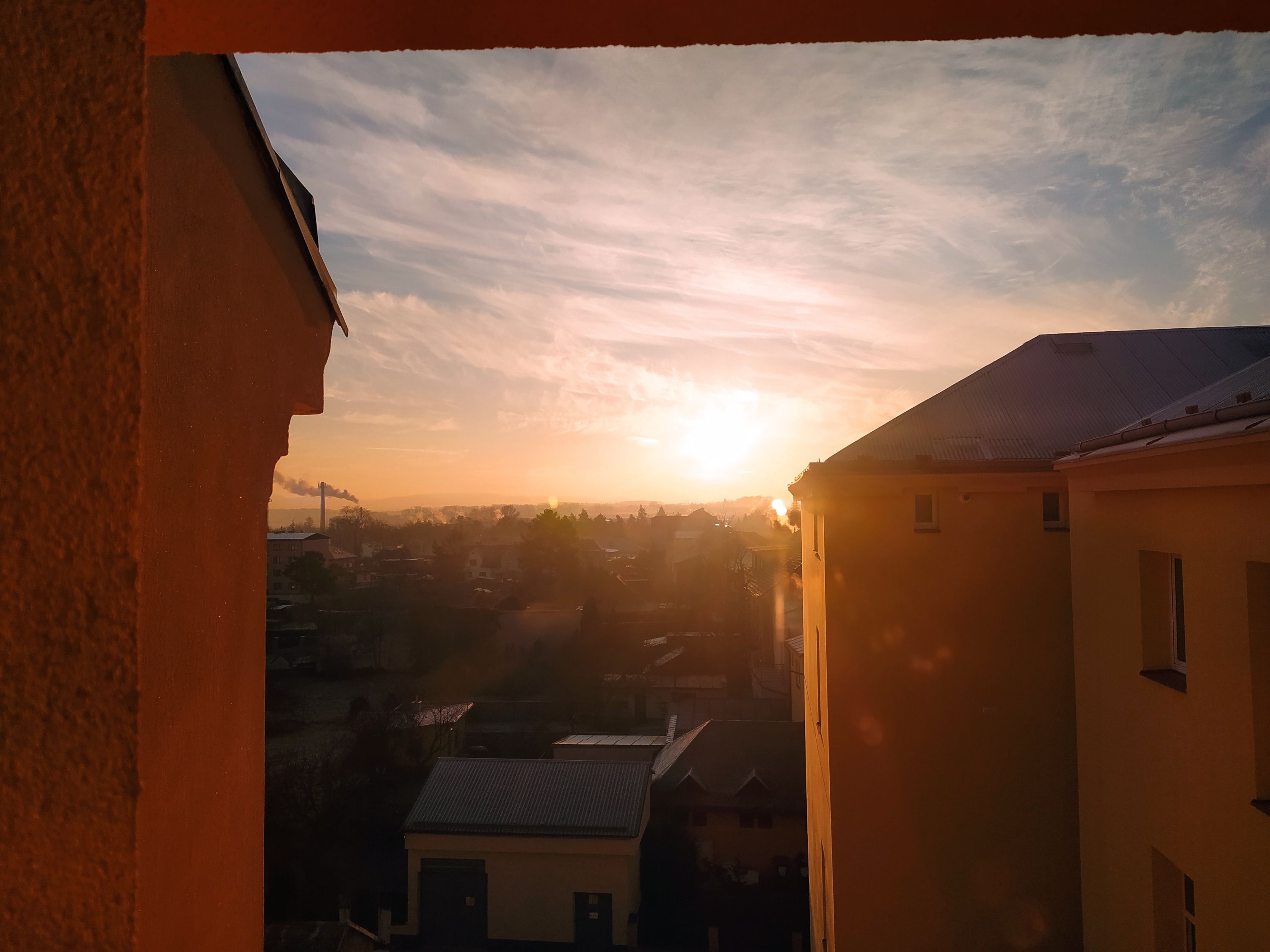 Výhled z okna s východem slunce