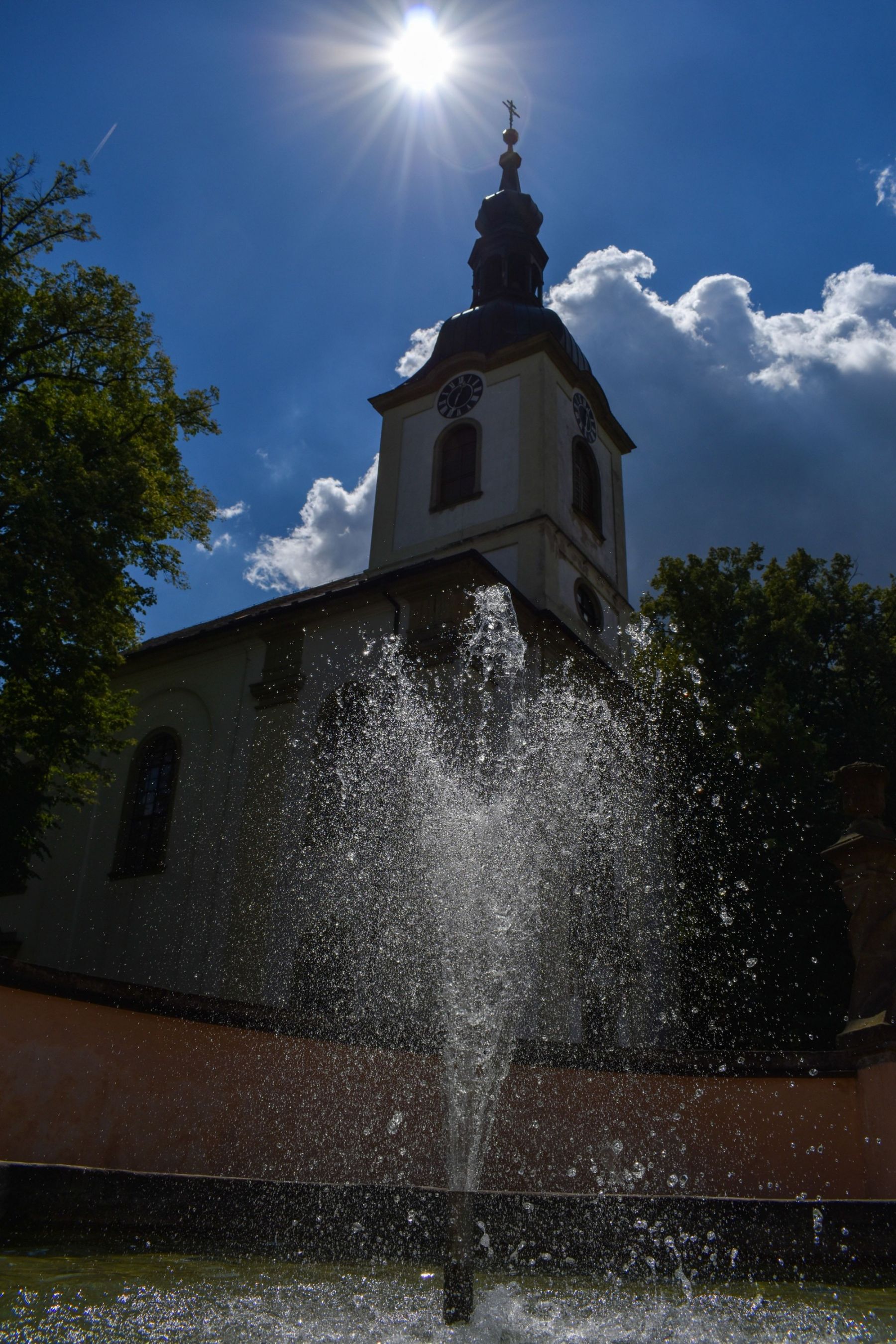 Kostel s fontánou