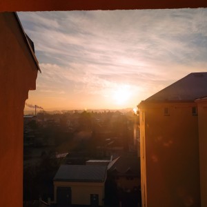 Výhled z okna s východem slunce