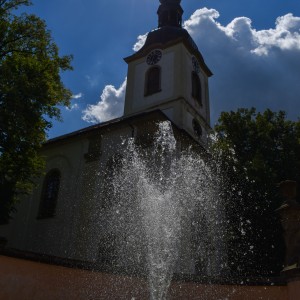 Kostel s fontánou