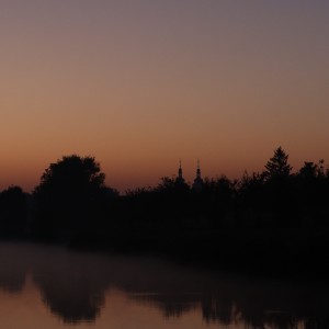 Východ slunce u rybníka