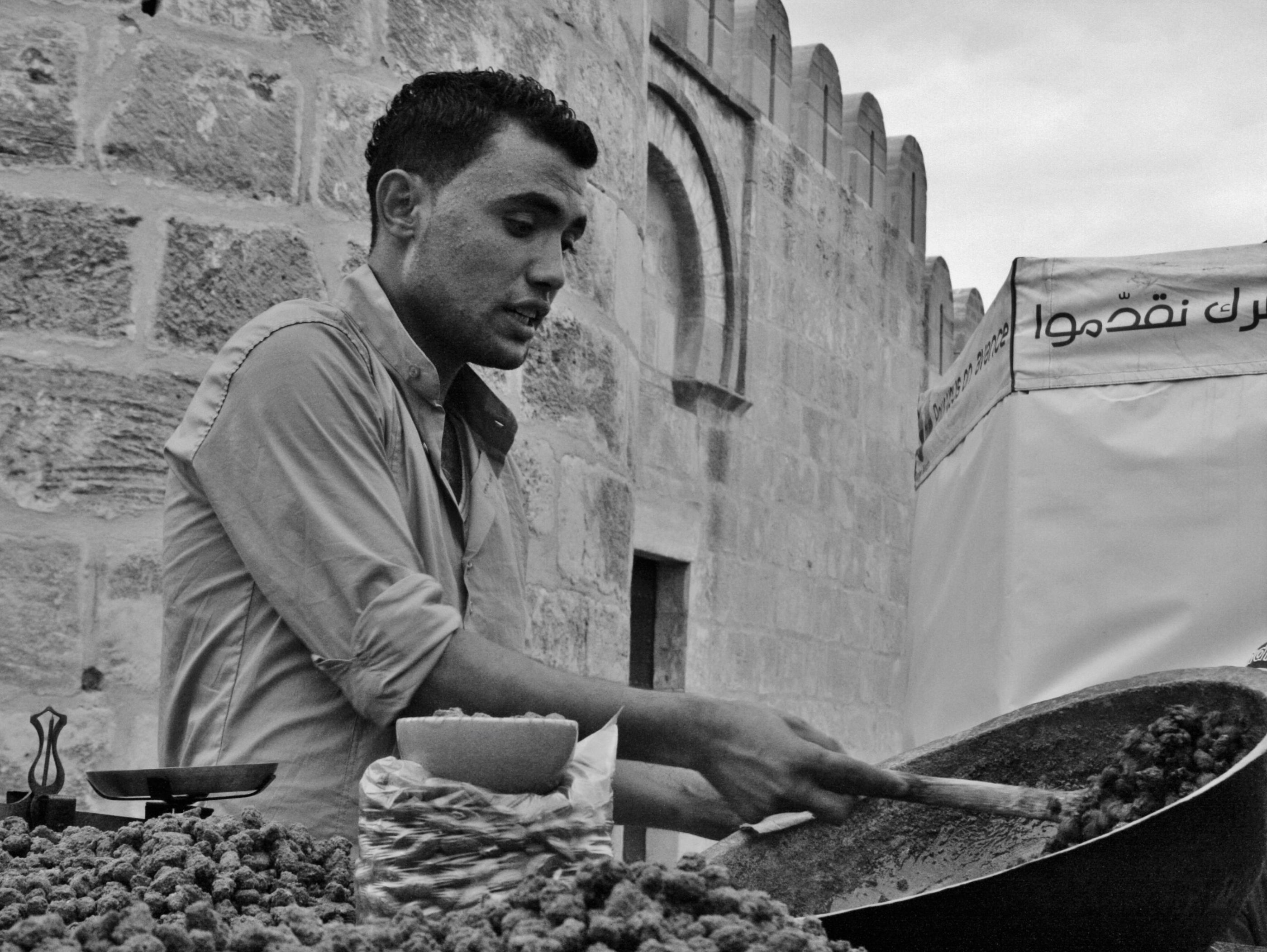 Sprzedawca smażonych orzechów Tunezja Cykl: Street Portrait