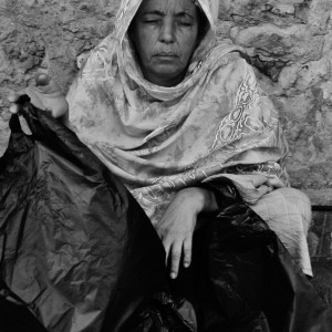 bezdomna kobieta na ulicy w Tunezji Cykl: STREET PORTRAIT
