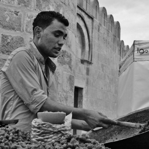 Sprzedawca smażonych orzechów Tunezja Cykl: Street Portrait
