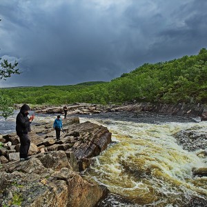 Туристы на реке Титовка.